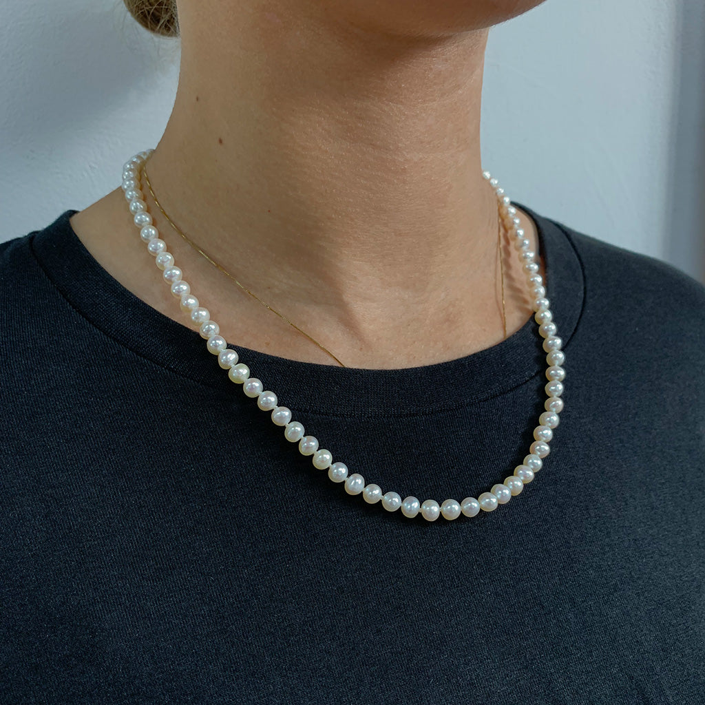 Classic Pearl Necklace | Made in Montreal - Elle Blackburn