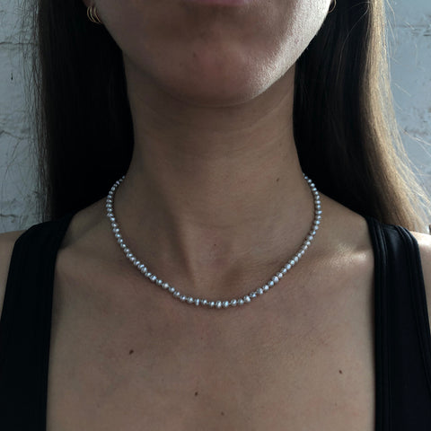 Collier de perles grises